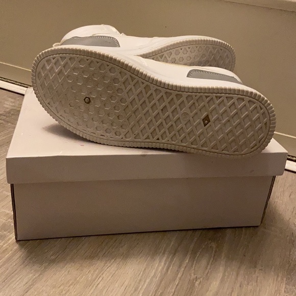 Vintage Style White sneaker { Size 7.5 CA } - Picture 4 of 6